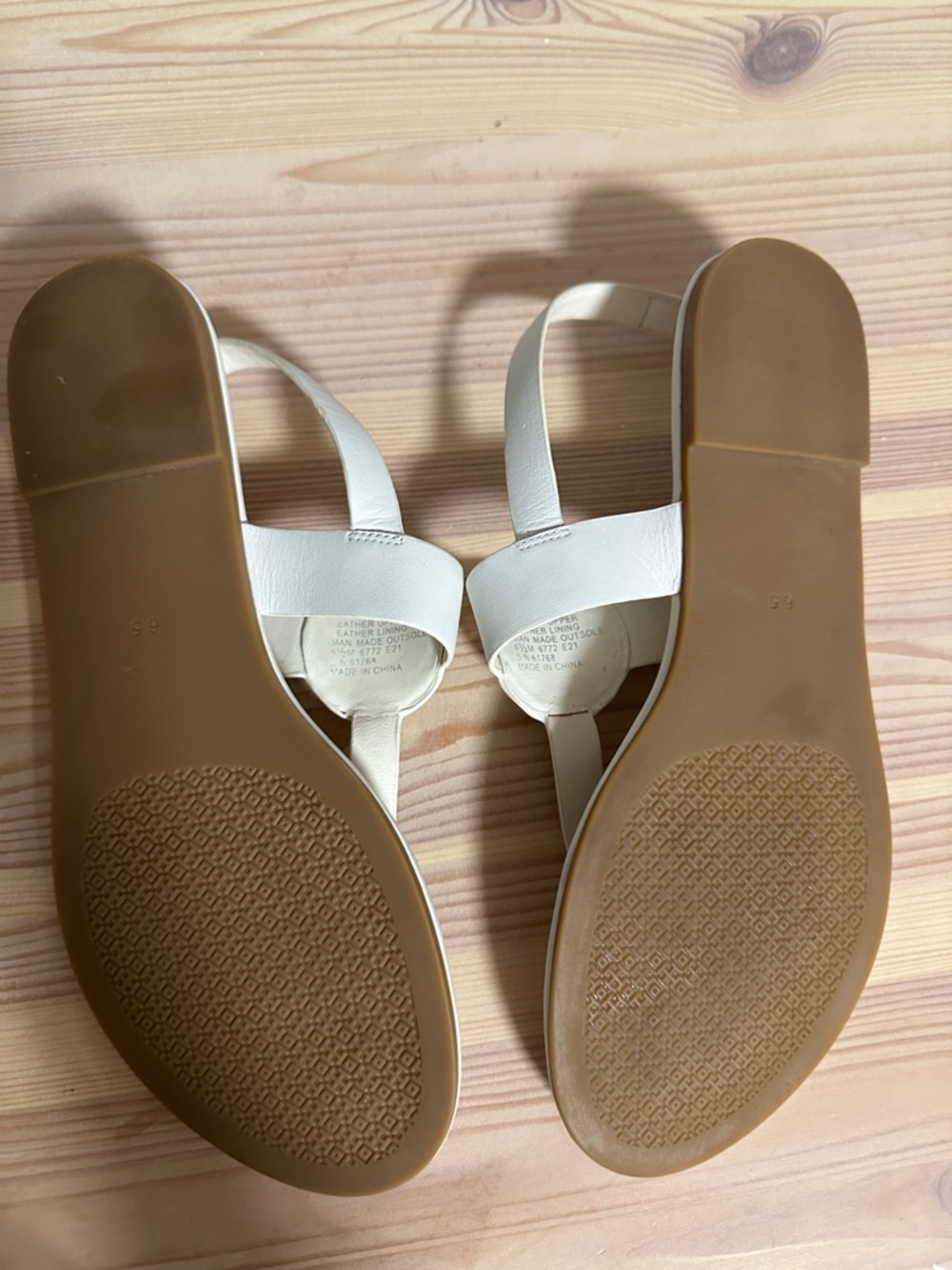Tory Burch White Leather Logo Thong Sandals with Gold Emblem size 6.5 - Picture 2 of 9